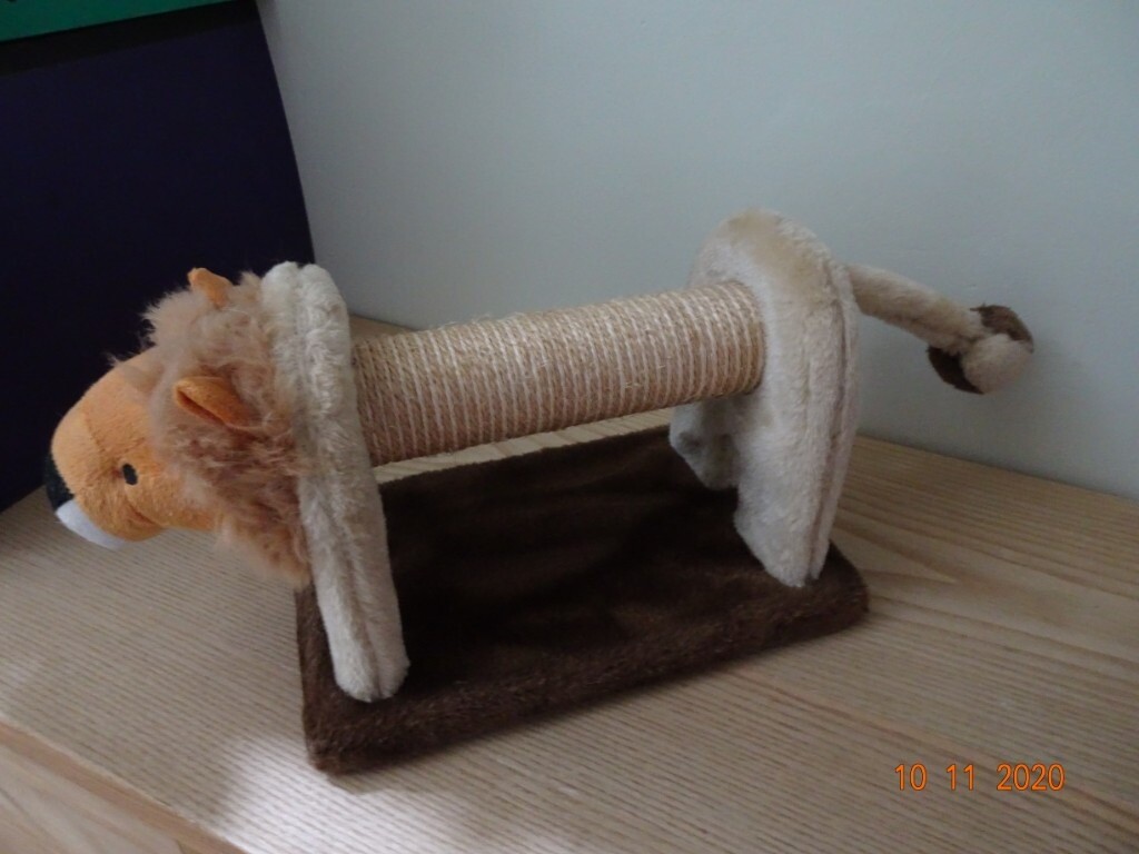 gumtree cat scratching post